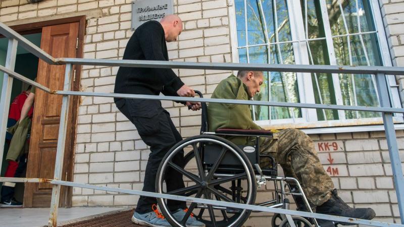 A kényszersorozás helyzete egyre aggasztóbbá válik, Zelenszkij pedig már a nyugdíjasokat is a harcmezőre irányítaná. (videó)