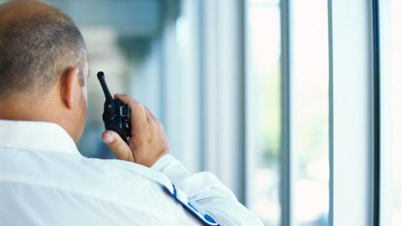 Debrecenben a drogéria biztonsági őre hősies bátorsággal szállt szembe egy bicskás tolvajjal, aki a bolt kifosztására készült. Az esemény izgalma és a hősies fellépés mindenkinek emlékezetébe vésődött.