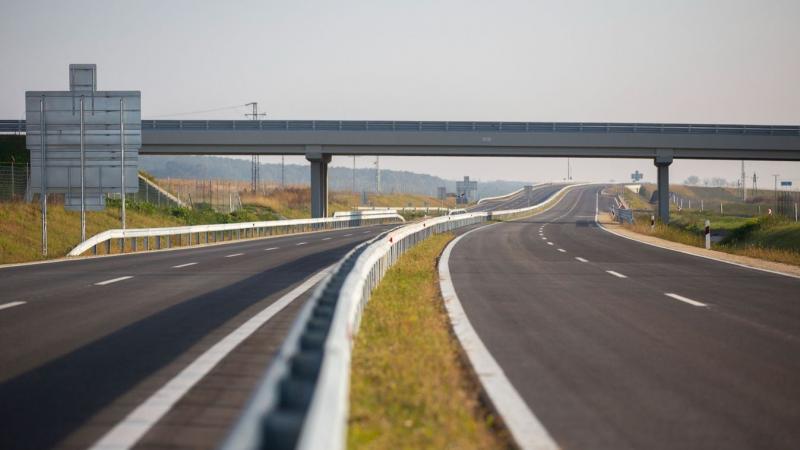 Külföldi katonai konvojok vonulnak végig Magyarország autópályáin, ezért érdemes elkerülni a közelükbe kerülést.