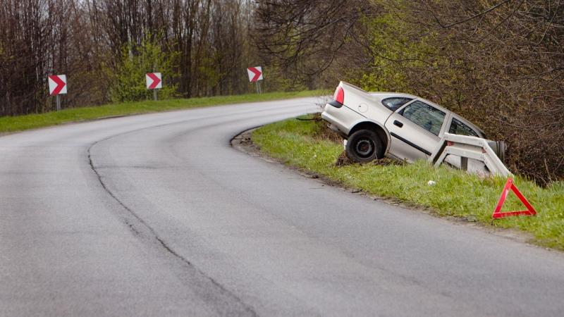 Igaron egy gépkocsi árokba csúszott.