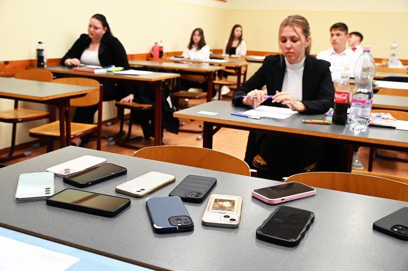 Vektorok, valószínűségszámítás, halmazok – ezek a fogalmak sok diáknak a matekérettségin nem éppen örömteli pillanatokat idéztek elő. A számok és geometriai alakzatok világában sokan csak a fejüket fogták, miközben a feladatok láttán a frusztráció és a ké