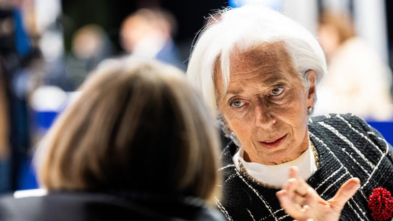 Lagarde: Az euró potenciálisan felválthatja a dollárt

Christine Lagarde, az Európai Központi Bank elnöke, arra figyelmeztetett, hogy az euró valuta szerepe globálisan növekedhet, és akár a dollár helyét is átveheti. Az európai gazdaság stabilitása és a k