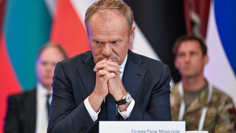 Szakértők figyelmeztetnek: a kormánypárti képviselők kockára tennék saját pozíciójukat, ha jelenleg nem állnának Donald Tusk mellett.