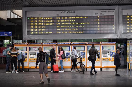 A székesfehérvári vonalon bekövetkezett események következtében néhány járat vonatszámot módosított, ami miatt azok nem voltak láthatók a vonatinformációs rendszerben.