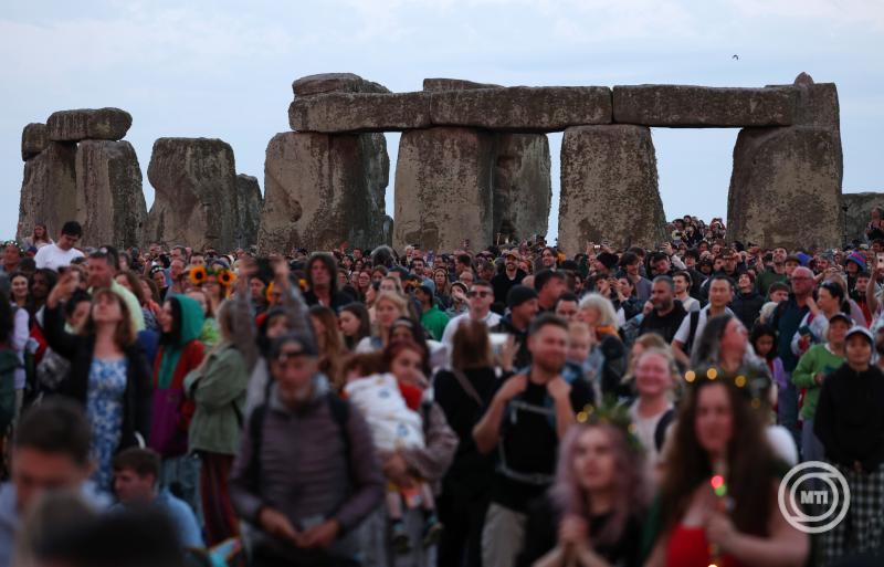 A nyári napforduló hajnalán Stonhenge híres köveinél varázslatos pillanatok vártak ránk. A nap első sugarai lágyan simogatták a kövek ősi formáit, miközben a levegő tele volt a történelem súlyával és a misztikum érzésével. Az emberek csoportosan gyűltek ö