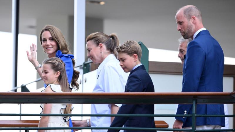 A walesi hercegi pár, Katalin és Vilmos, gyermekeikkel együtt érkeztek a wimbledoni döntőre, ahol igazi show-t loptak a nézők szívéből. Az esemény azonban nem volt teljes, hiszen egy fontos személyiség hiányzott a családi jelenetből.