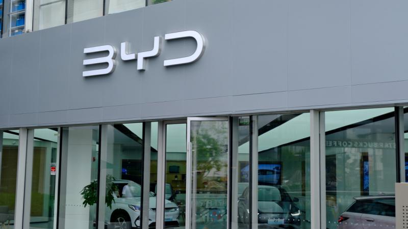 A szegedi BYD-gyár indítása csúszik, és a tervezett mennyiséghez képest jelentősen alacsonyabb autógyártást terveznek a kínai tulajdonosok Magyarországon - számol be a Pénzcentrum.