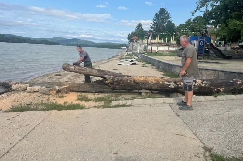 Itt is felbukkanhat a félelmetes fertőzés: egy újabb dunai strandot zártak le.
