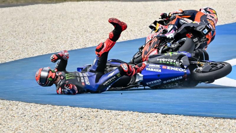Rendkívüli és megdöbbentő felvétel: Varga Tibor balesete után csupán centiméterek választották el a tragédiát a MotoGP versenyén.