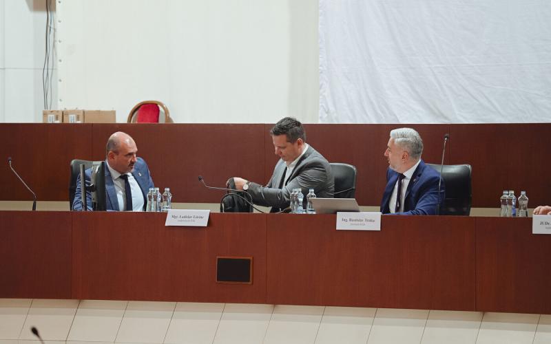 A kassai magyar iskolák jövője továbbra is bizonytalan, és a Magyar Szövetség képviselői kerültek a figyelem középpontjába a felelősség kérdésében.