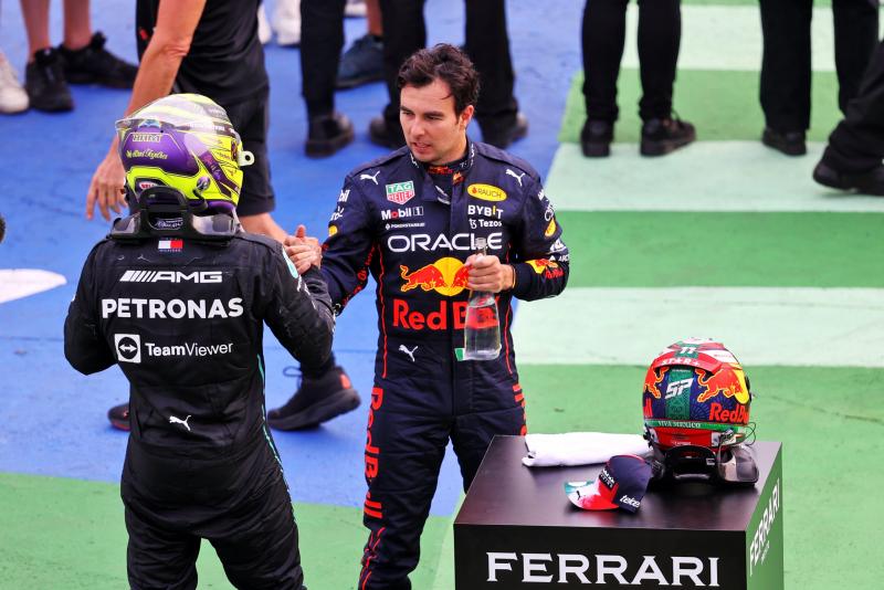 Pérez véleménye szerint Hamilton képes lesz megoldani a helyzetet | M4 Sport