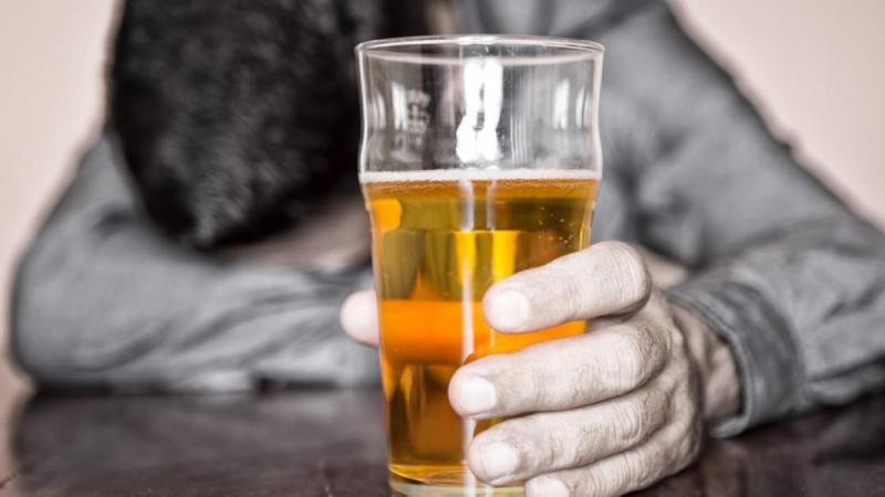 Itt van 6 figyelmeztető jel, amely árulkodhat arról, ha alkohollal kapcsolatos nehézségekkel nézel szembe.