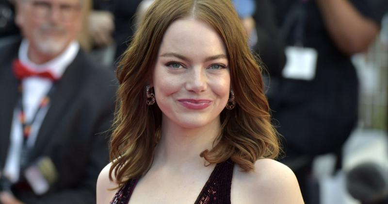 Emma Stone-t mostanában plasztikai beavatkozásokkal vádolják, miután egy új fotója felkeltette a közönség figyelmét. A kommentelők hevesen reagáltak, és sokan kifejezték véleményüket a színésznő megváltozott megjelenéséről.