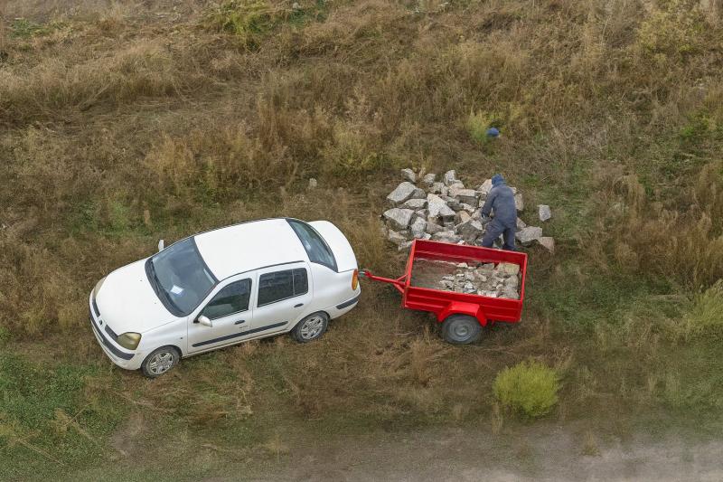 Sorscsapás Kiskőrösön: éppen a mezőn pakolta le a sittet az utánfutóról, amikor hirtelen megjelent felette a rendőrségi helikopter.