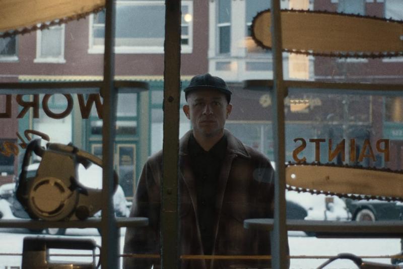 Ryan Murphy legújabb sorozata, a Szörnyetegek: Ed Gein története, még a Dahmer eseténél is sokkolóbb élményeket kínál. Ed Gein a valódi rémálom megtestesítője, aki bár nem Texasban, de a legrosszabb félelmeinket életre hívta. A sorozat bemutatja, hogyan v