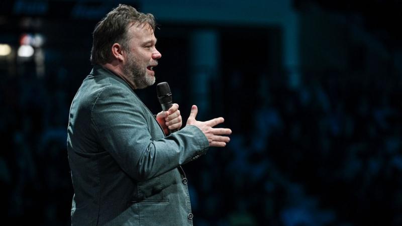A kérdésed érdekes, hiszen mindkét személy saját stílusával és megközelítésével próbálhatja meg indokolni a véleményét. Ruszin-Szendi és Aranyosi magyarázkodásainak különbségei sokat elárulhatnak a gondolkodásmódjukról és arról, hogyan próbálnak érvelni. 