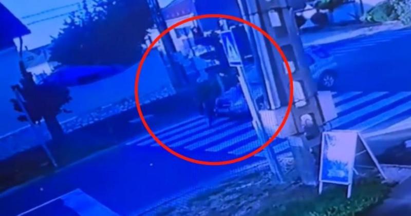 A videóban megrázó pillanatok elevenednek meg, amikor a pápai biciklis gázolás tragikus eseménye zajlik. A kamera részletesen rögzíti a brutális balesetet, amely mélyen megrendíti a nézőket.