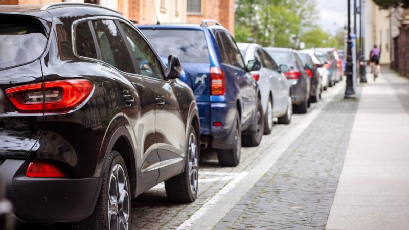 Újabb vidéki településen robbant ki a parkolási botrány: az elképesztő árak miatt az ott élők dühöngenek - Pénzcentrum.