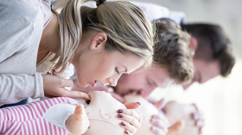 A babák mellkaskompressziójának alkalmazása különös figyelmet és óvatosságot igényel. Íme néhány lépés, amely segíthet a helyes eljárásban:
1. **Bébi helyzete**: Helyezd a babát egy szilárd, sík felületre. Ha lehetséges, azonnal ellenőrizd, hogy a baba r