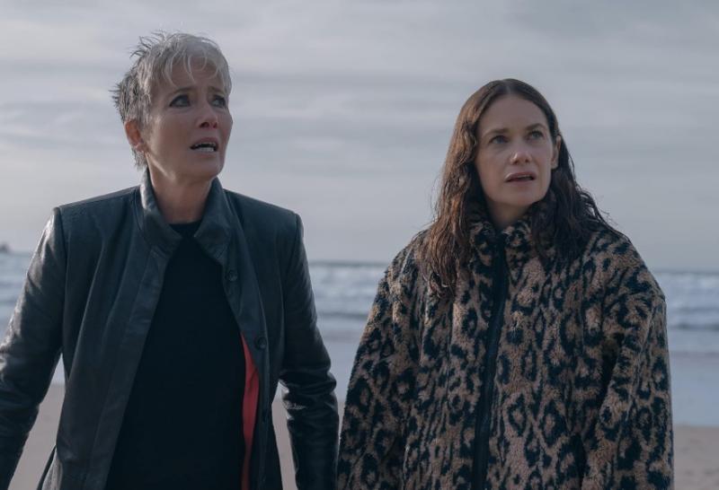 Emma Thompson és Ruth Wilson lenyűgöző teljesítményt nyújt a Down Cemetery Road című filmben – a brit elegancia és rejtélyes titkok találkozása tökéletes választás a halloween-i időszakra. Az alkotás atmoszférája magával ragadó, tele van feszültséggel és