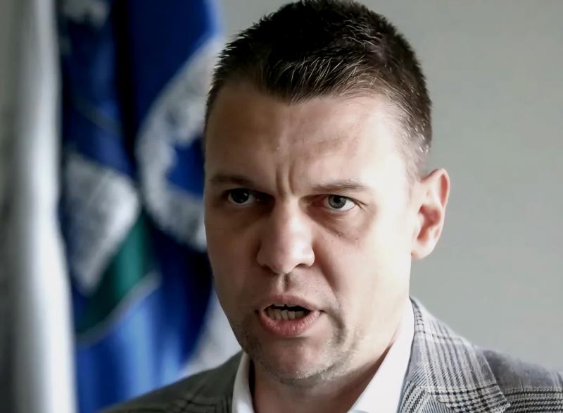 Márki-Zay Péter figyelmeztetett: Ne engedjétek, hogy a nevetek bármilyen Menczer-féle akcióhoz kapcsolódjon! Az aláírásgyűjtés nem a valódi fejlesztések elősegítéséről szól, hanem sokkal inkább egyfajta adatgyűjtési célt szolgál.