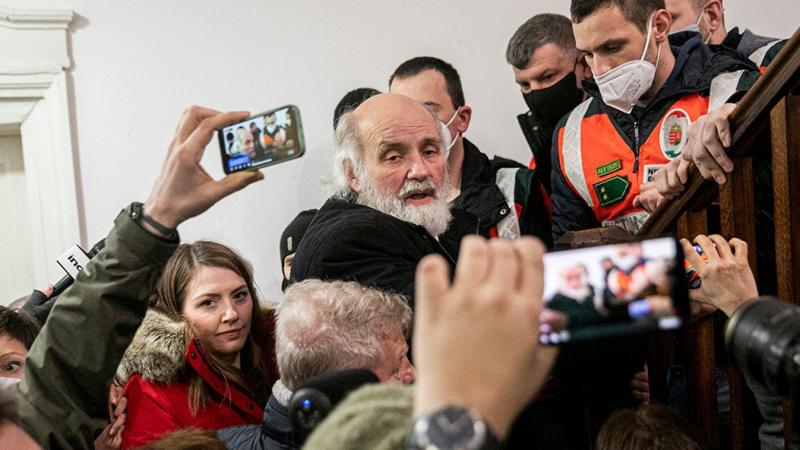 Vádemelés Iványi Gábor és társai ellen - Hivatalos személy elleni erőszak a NAV vizsgálata során

Az ügyészség hivatalosan vádat emelt Iványi Gábor és társai ellen, miután a Nemzeti Adó- és Vámhivatal (NAV) által végzett kutatás során erőszakos cselekmény