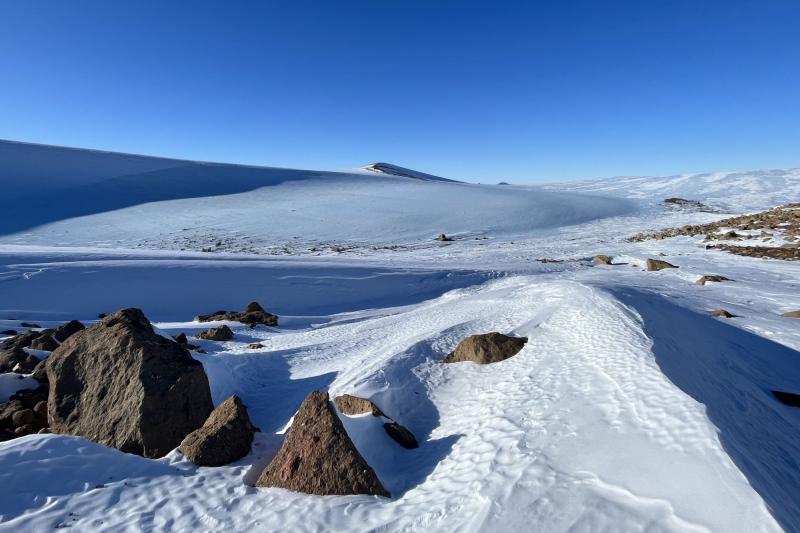 Fedezzük fel az Antarktisz titokzatos világát, ahol valóságos időgépek rejtőznek a jég alatt! Érdekes felfedezések várnak ránk, amelyek a múltba repítenek minket, és lehetővé teszik, hogy bepillantást nyerjünk a földünk történetébe. Ezek a lenyűgöző szerk